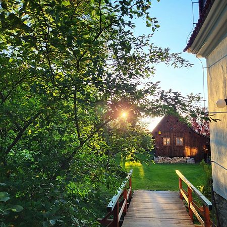 Apartmany Cerveny Dvur Chvalšiny Exteriör bild