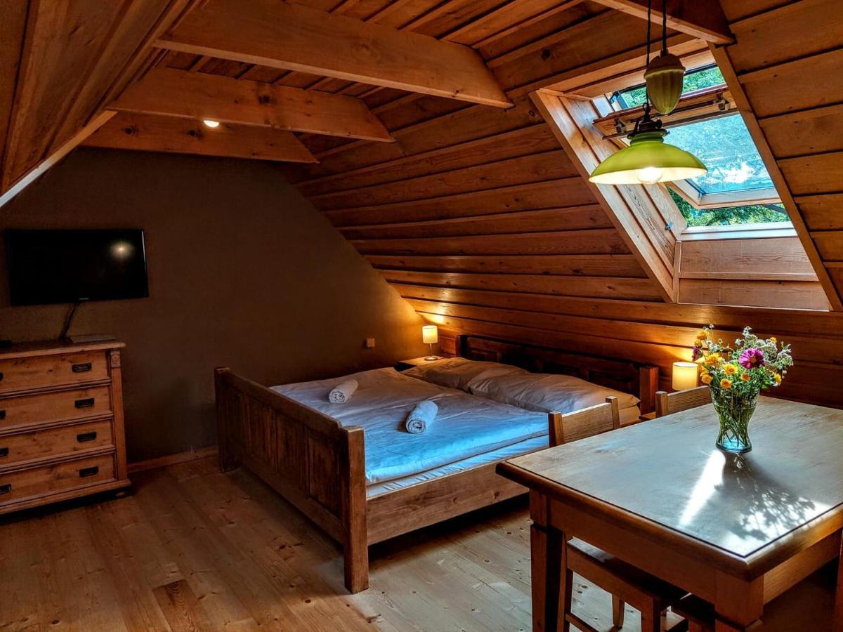 Apartmany Cerveny Dvur Chvalšiny Exteriör bild