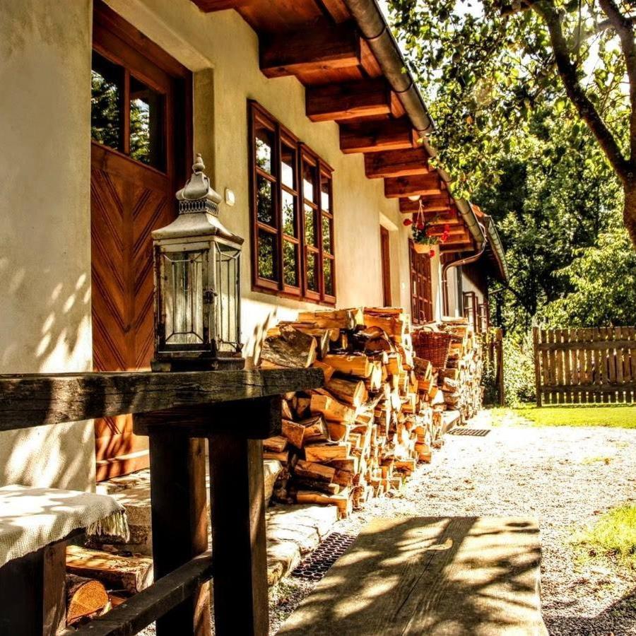 Apartmany Cerveny Dvur Chvalšiny Exteriör bild