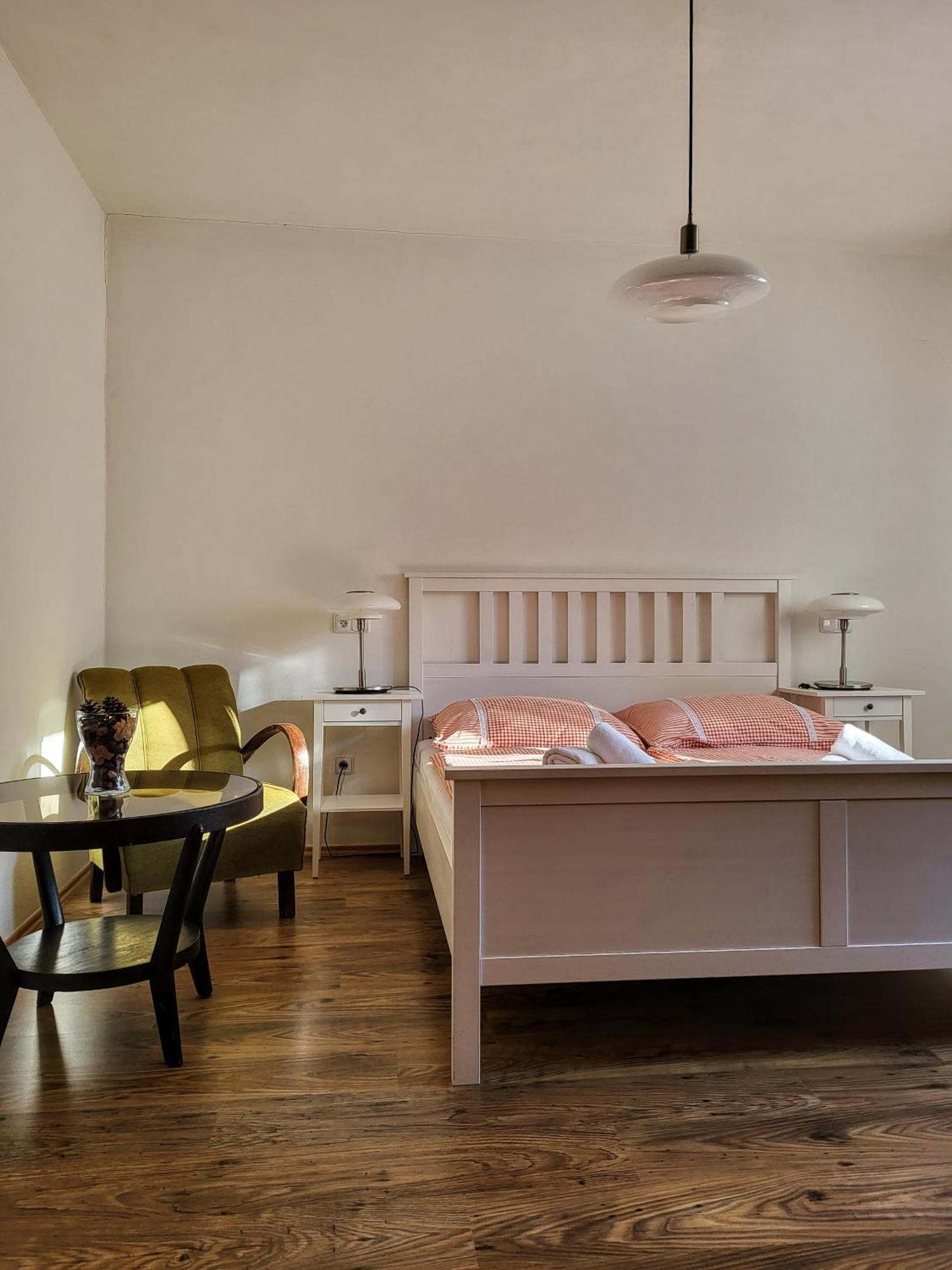 Apartmany Cerveny Dvur Chvalšiny Exteriör bild