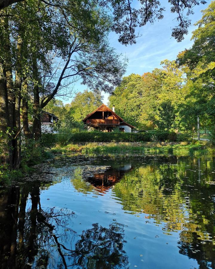 Apartmany Cerveny Dvur Chvalšiny Exteriör bild